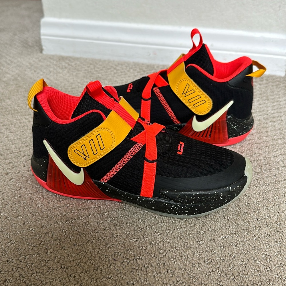 Nike Boys LeBron Witness VII